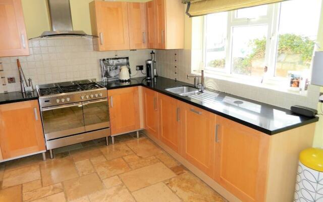 Period Home - Charming Features - 1 Mile From Hoe