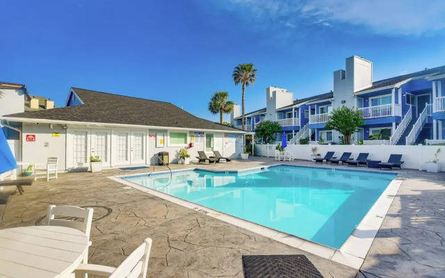 Balcony & Pool Access: Condo in Galveston!