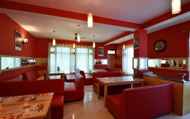 OYO 16868 Home Premium Studios Katrain, Nh3,