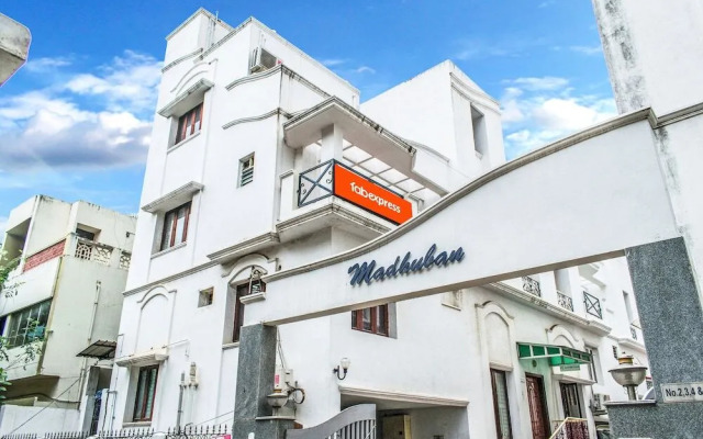 FabExpress Kapsstone Service Apartment