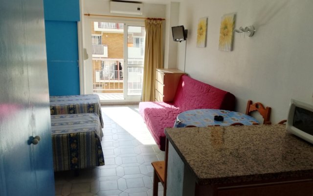 Studio in Benalmádena, With Wonderful sea View, Pool Access and Furnis