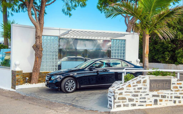 Amazing 4 bedroom villa very close to the beach