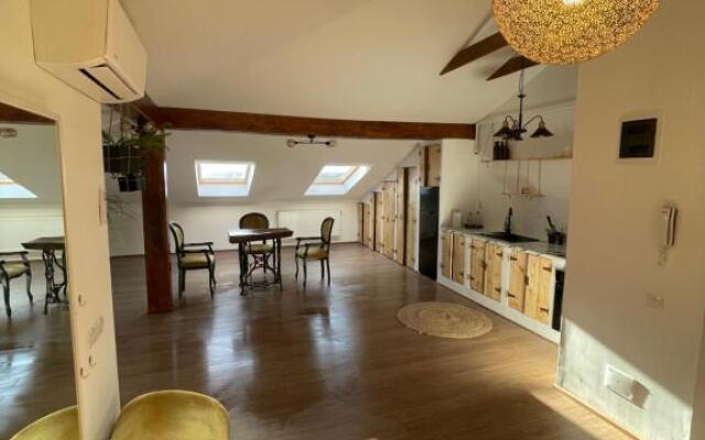 YamaLuxe Apartments - Luxurious attic with bathtub in the bedroom