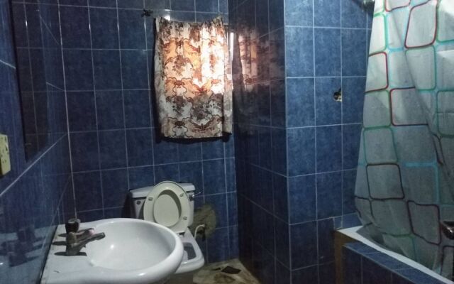 Room in House - Unrivaled Comfort at Val's Residence With King-sized bed