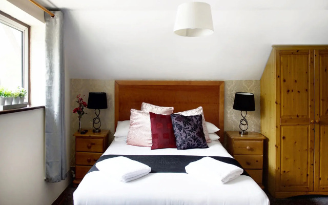 Little Foxes Hotel & Gatwick Airport Parking