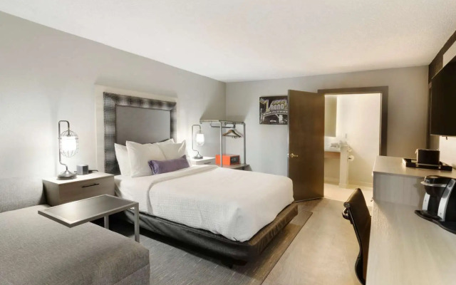 Super 8 by Wyndham Meadow Wood Courtyard