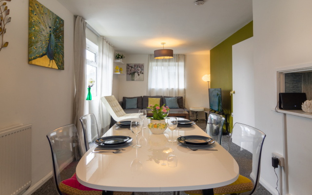 PickThePlace 3-bedroom Plymouth apartment