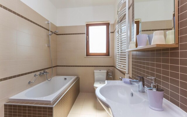 Amazing Home in Liznjan With Wifi and 3 Bedrooms