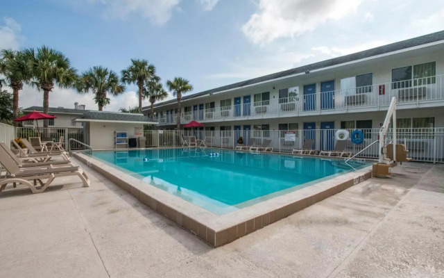 Motel 6 Kissimee Main Gate East 464