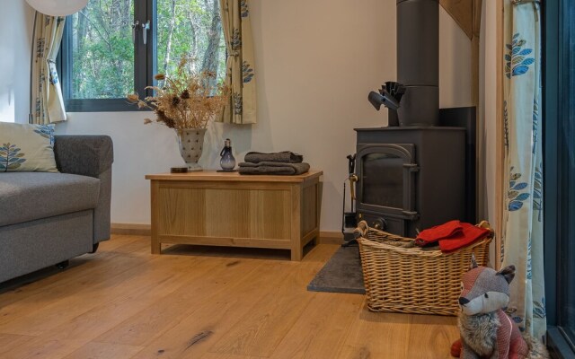 Alfriston Woodland Cabins - Foxes Hollow-hot Tub