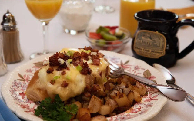 White Oak Manor Bed & Breakfast