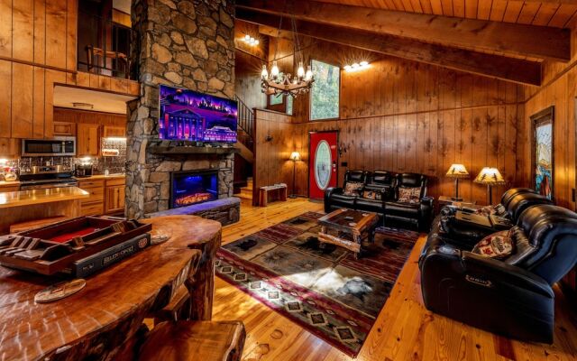 Bear Creek Lodge and Cabins in Helen Ga - Pet Friendly, River on Property, Walking Distance to downtown Helen