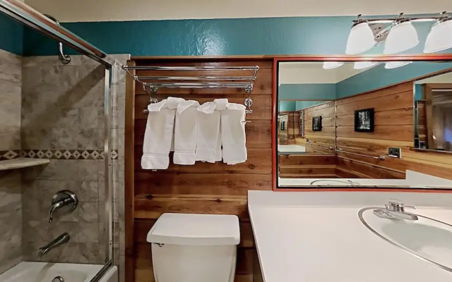 Comfortable 4 Bedroom Condo In the Heart of the Resort by RedAwning