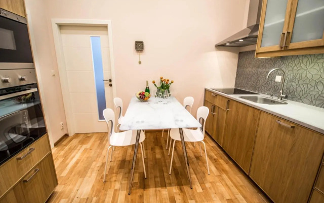 Bourgeois Apartment in Cultural Heritage Building by Ruterra