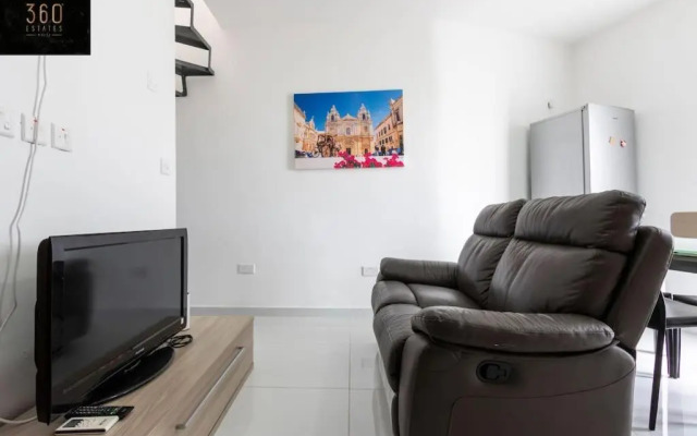 Spacious, 1BR duplex off UNI/Hospital with WIFI by 360 Estates