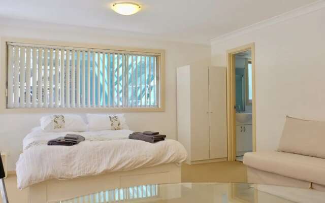Spacious Studio by the Beach in Manly