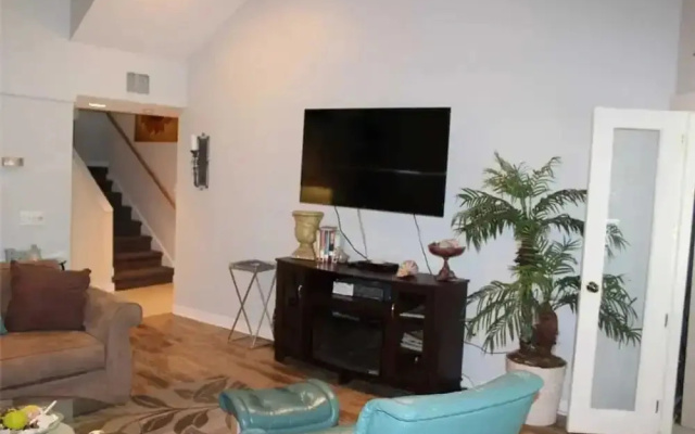 St James Park Three-bedroom Apartment 2-C