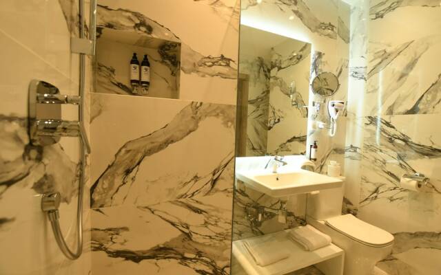 555 Hotel Clubbing Adults Only