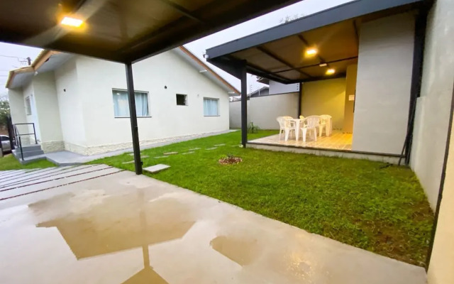Casa com churrasqueira Ar e 2 quartos
