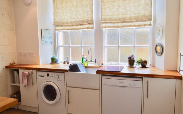 2 Bedroom Flat In Edinburgh