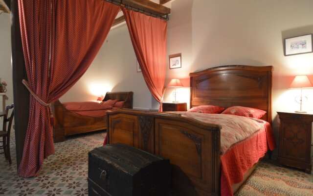 Cozy Holiday Home Near Forest in Lerné