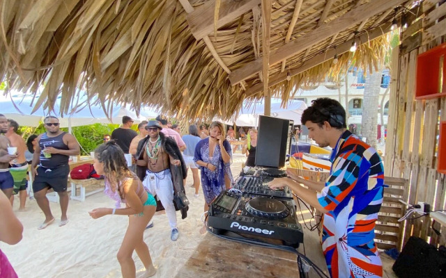 AVENTURA STUDIOS - POOL and BEACH CLUB