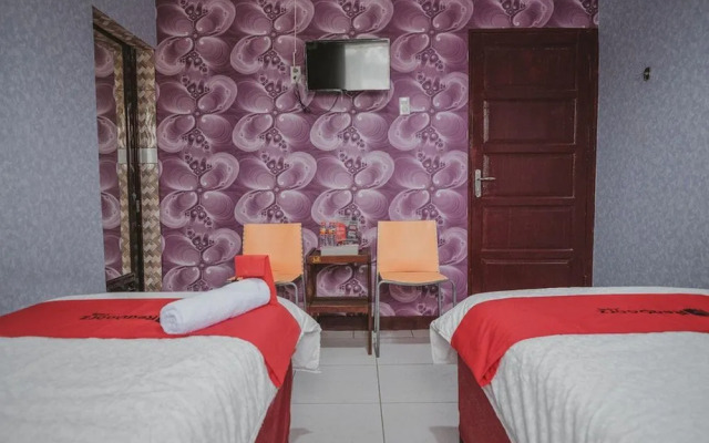 RedDoorz Plus near Istana Maimun Medan