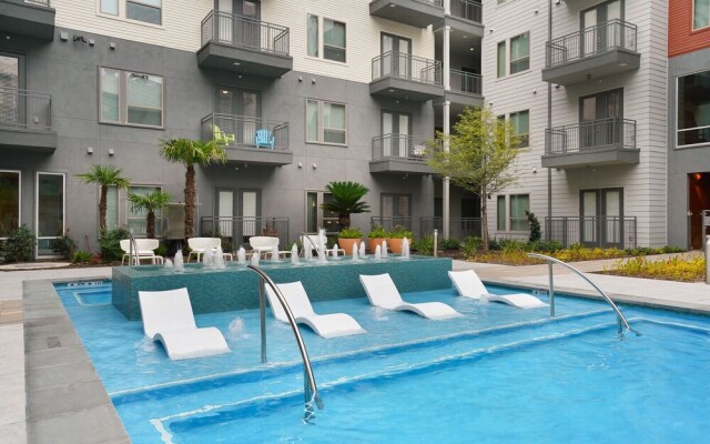 1 BR and 2 BR near Downtown by Frontdesk