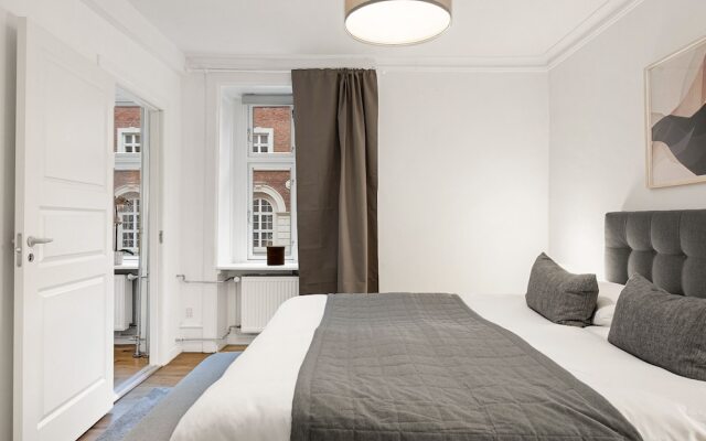Gorgeuos Three-bedroom Apartment in Historical Copenhagen