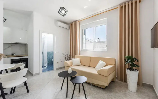 Modern Home With Wifi and Beach Access Golem