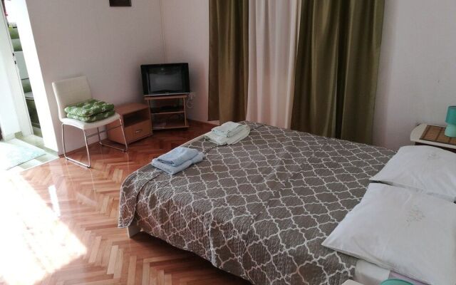 Viktor Rooms and Apartments