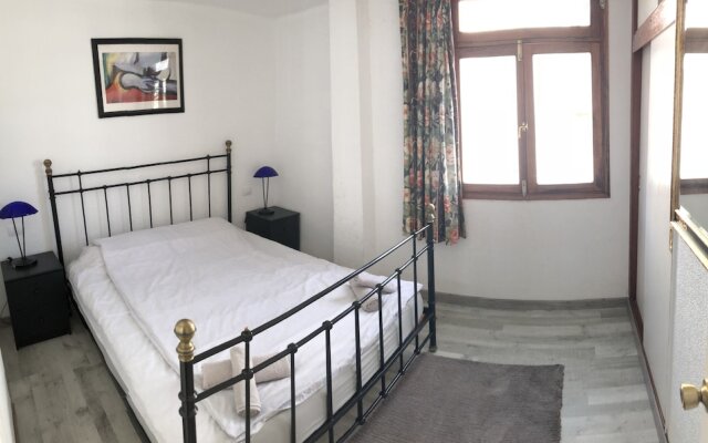 Two bedroom apartment 2 min from beach
