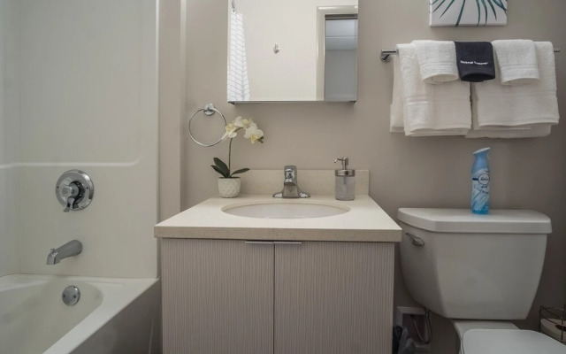 FRONTDESK 735 West Apts Westown Milwaukee