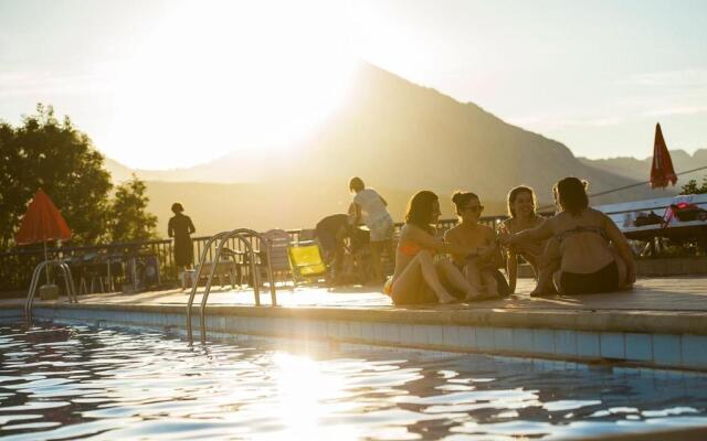 Uxarte restaurante, hostal y piscinas en Mondragón.