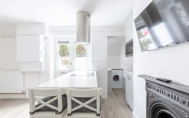 Sleek & Well-connected Studio Flat Archway!