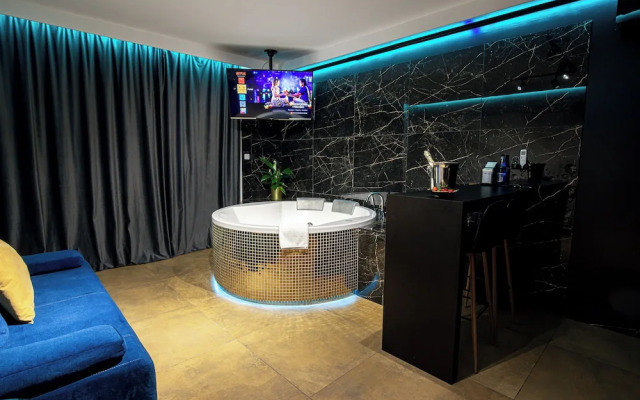Glass House Hot Tub Apartments