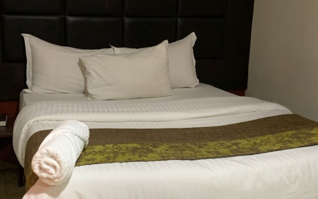 Foster Inn -Asake