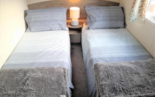 3 Bedroom Modern Caravan Sleeps up to 8