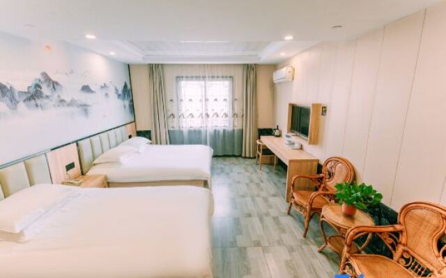 Qingmu Hotel (Hexian Xiaoshikouzhen Huai Commercial Street)