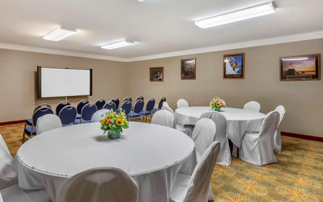 Comfort Suites Visalia Convention Center