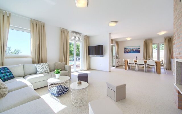 Modern Villa in Cres With Pool