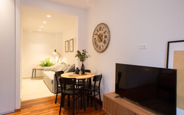 Phaedrus Living: City Luxury Flat Mavromichali