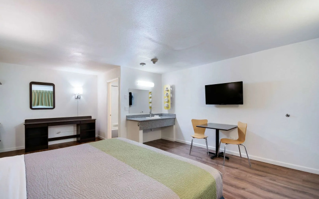 Motel 6 Burlington, WA