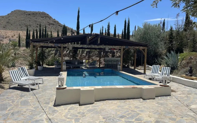 Miluna Oasis Suites - Sleeps4-pool-mountainview