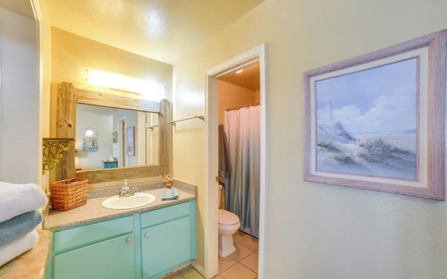 Bay View, Pool Access: Romantic Galveston Retreat!