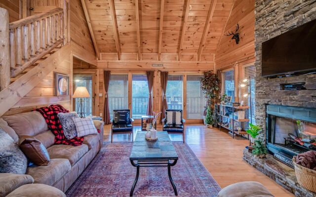 Bear Vista Retreat w HotTub Pool View