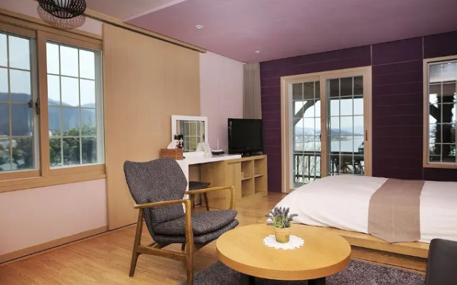 Tongyoung Mongdolhouse Pension