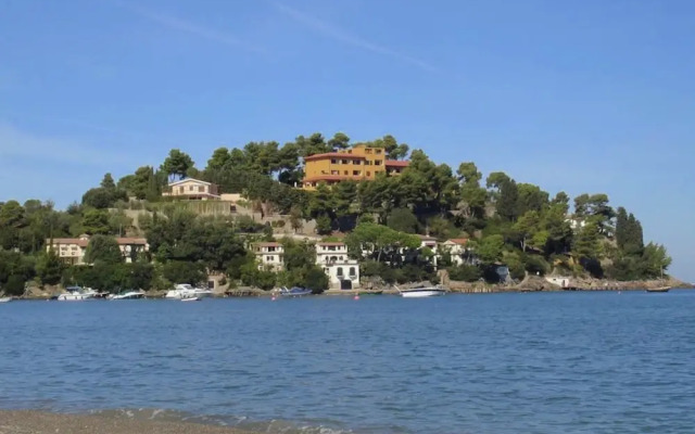 Lovely Holiday Home in Giannella near Beach
