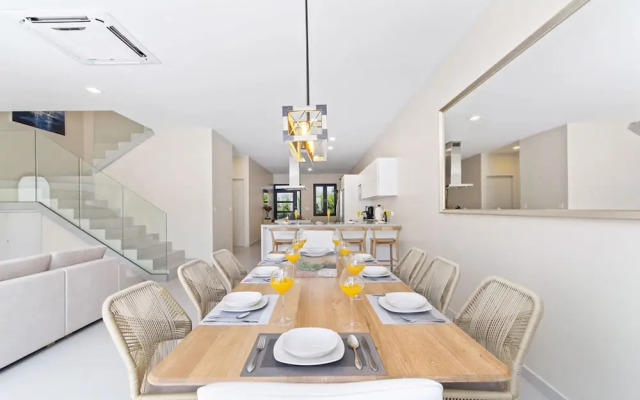 NEW Lux 4BR Villa w Private Pool Walk to Beach