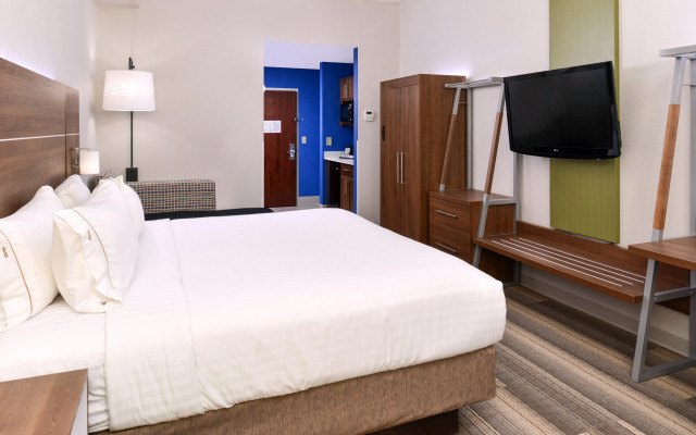 Holiday Inn Express & Suites Raleigh NE - Medical Ctr Area by IHG